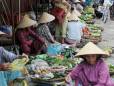 Women trading at Dong Ba Market by Tormod Sandtorv