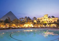 The luxurious 5 star Mena House Oberoi pool with the Pyramids of Giza in the background