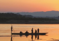 Boatmen on the Yi River at sunrise