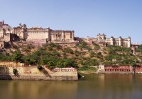 A view of the Amber fort and the river in Jaipur