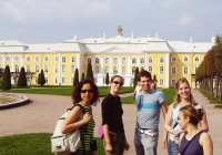 An on the go group visiting Peterhof palace and garden