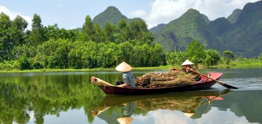 Boat women of Vietnam on the Mekong Delta - credit: Badzmanaois