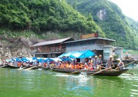 A group in pea body boats on Shennong Stream