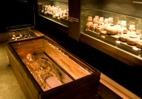 Ancient pottery and skeletal remains in the Museo de Sitio Senor Sipan