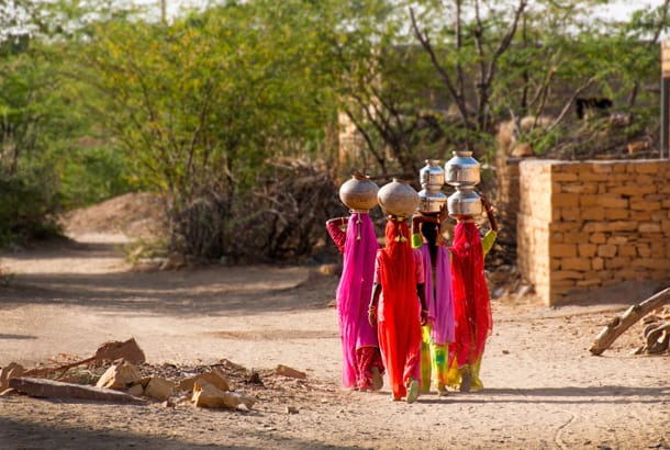 Rural Rajasthan - women carrying water jugs