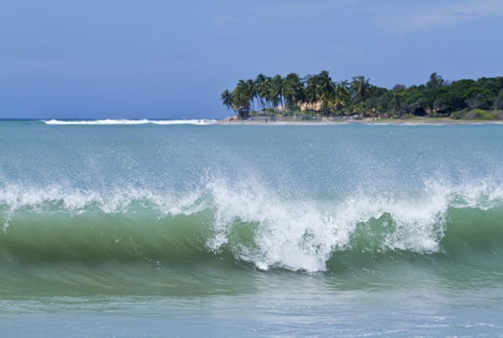 Arugam Bay beach with surf break - Sri Lanka - On The Go Tours