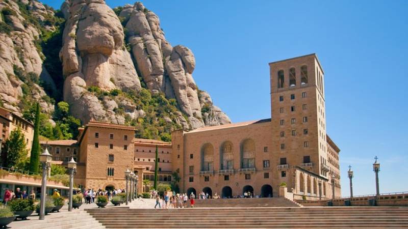 Barcelona and Montserrat tour: skip-the-line at Park Güell & enjoy direct pickup