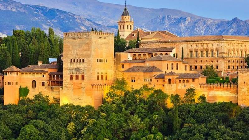 Granada Day Trip from Seville Including Skip-the-Line Entrance to Alhambra Palace and Optional Albaicin Walking Tour