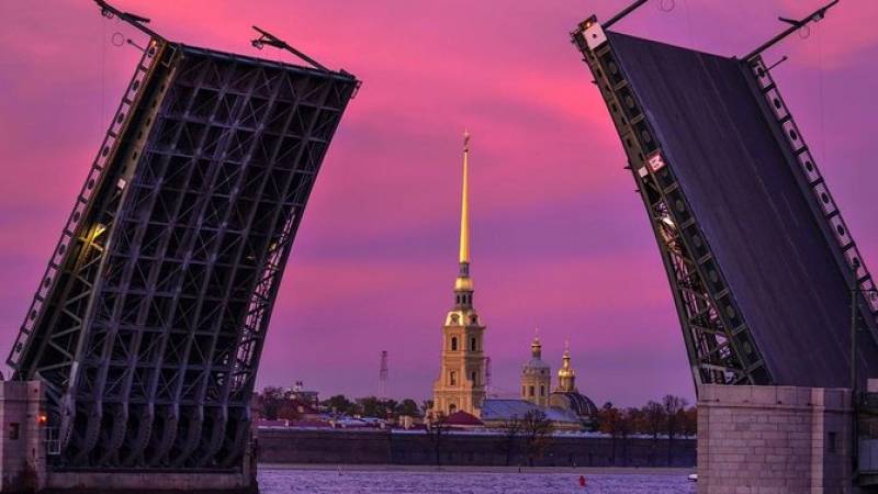 Midnight St Petersburg Cruise: Drawbridges and Canals