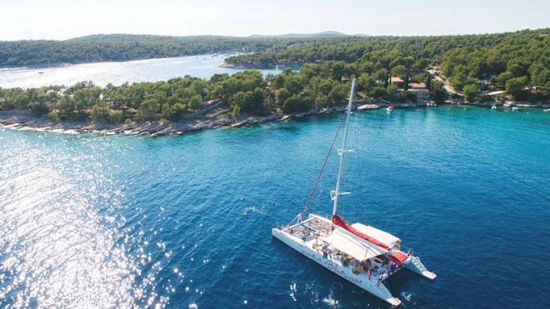 Full-Day Catamaran Cruise to Brač with Food and unlimited Drinks