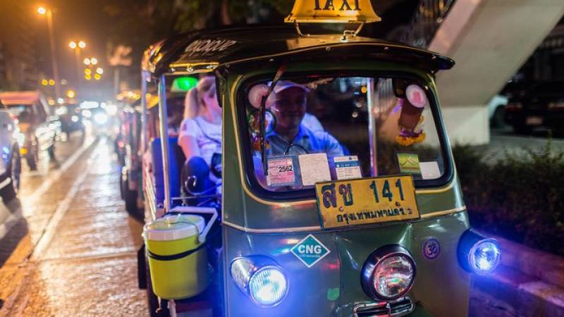 Bangkok by Night: Temples, Markets and Food by Tuk-Tuk