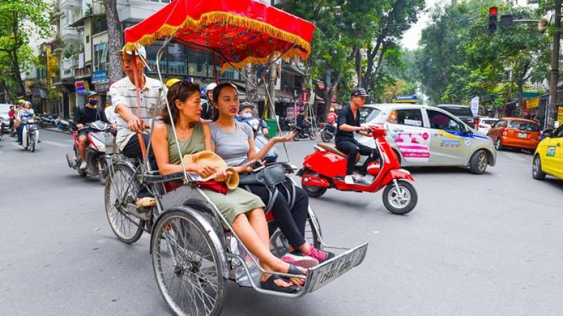 Hanoi Old Quarter: Cyclo and Walking Street Food Tour - Small Group