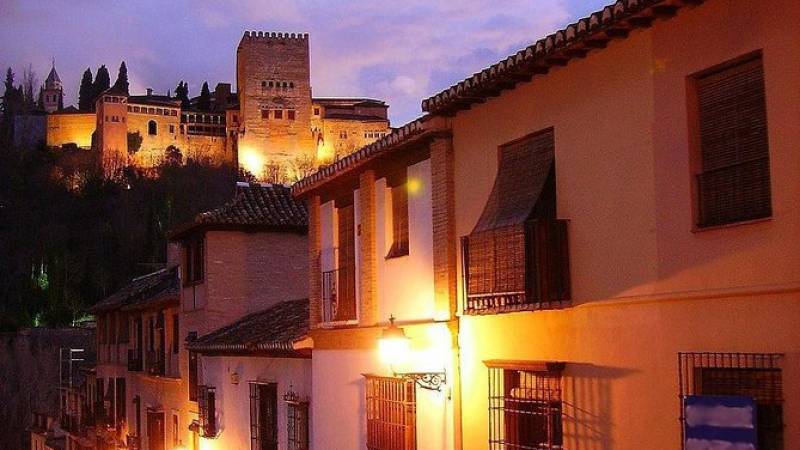 Twilight in Albayzin and Gypsy Sacromonte of Granada:Small group tour in English