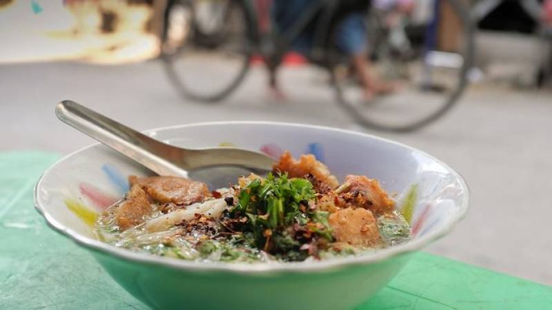 Join a Local for a Yangon Breakfast and Market Tour