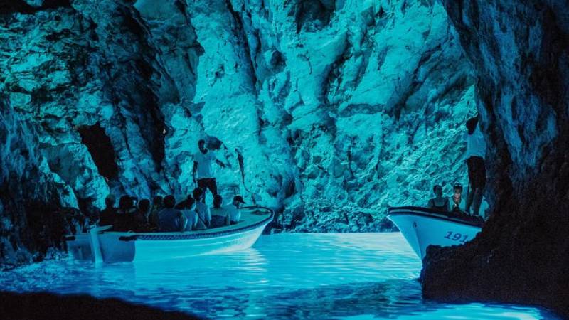 Five Island Speedboat Tour Featuring the Blue Cave and Hvar