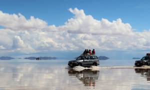 4-wheel-driving-through-Uyuni-Salt-Desert-in-Bolivia