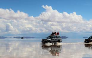 4-wheel-driving-through-Uyuni-Salt-Desert-in-Bolivia