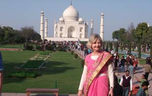 All-decked-out-in-a-sari-at-the-Taj-Mahal