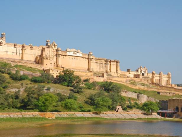 A-sunny-blue-sky-day-at-the-Amber-Fort-in-Jaipur