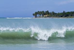 Arugam Bay beach with surf break - Sri Lanka - On The Go Tours