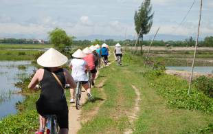 Cycling to Tra Que village