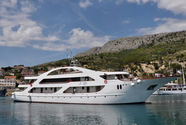 Deulxe-Boat-Exterior