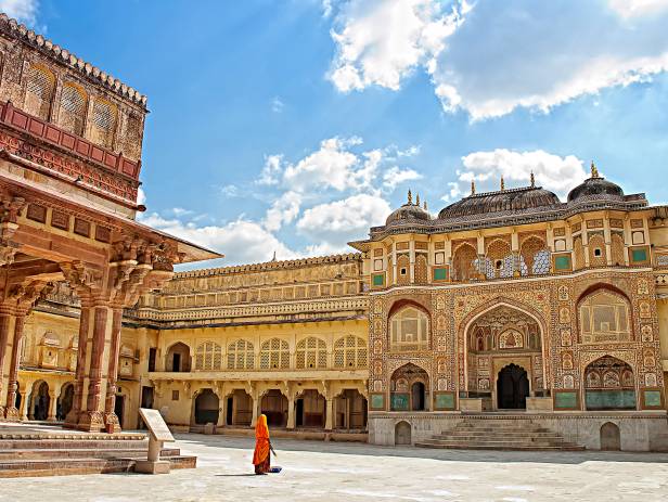 A-sunny-blue-sky-day-at-the-Amber-Fort-in-Jaipur