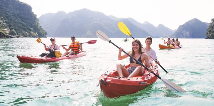 Halong bay kayaking 2