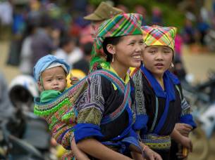 Hmong women and child in Vietnam - On the Go Tours