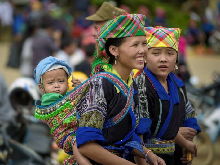 Hmong women and child in Vietnam - On the Go Tours
