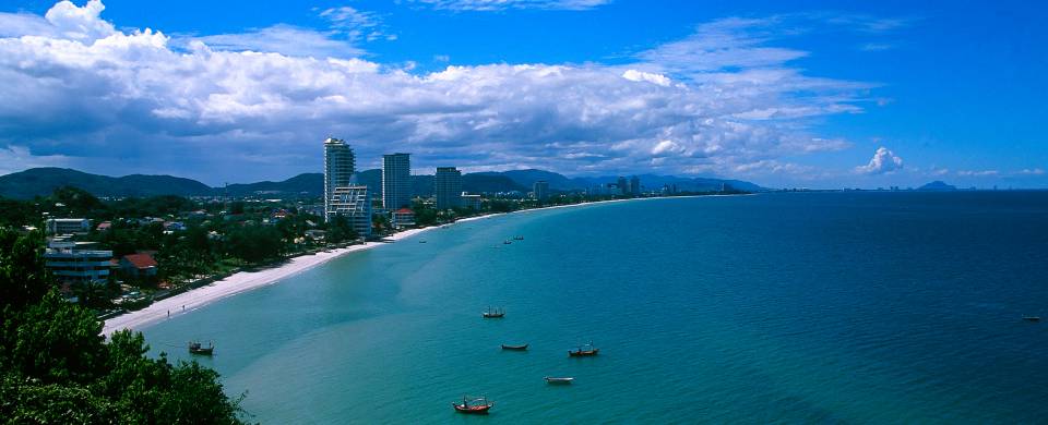The sweeping bay of white sand in Hua Hin
