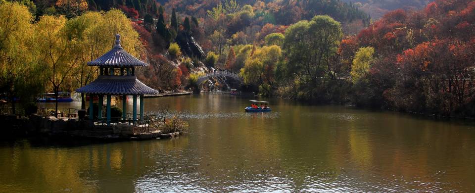 Beautiful autumn colours surrounding the water in Jinan