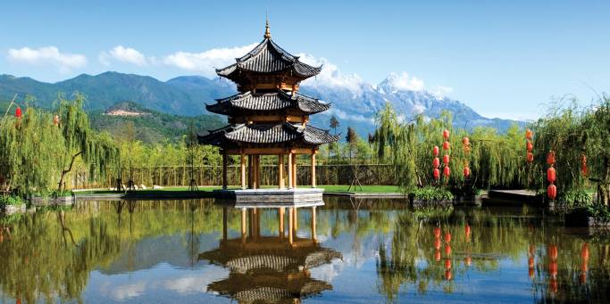 Temple and mountains | Lijiang | China