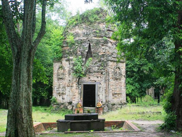 Magnificent ruins being taken over by nature in Kompong Thom