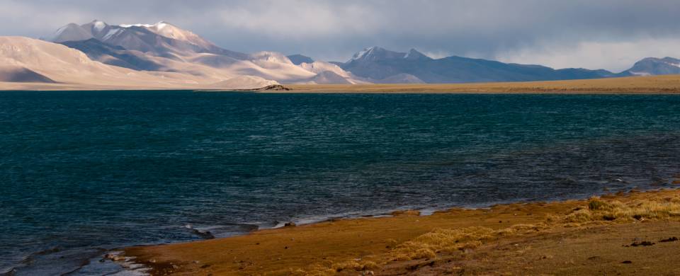 The striking mountain and lake scenery of Nagqu in Tibet