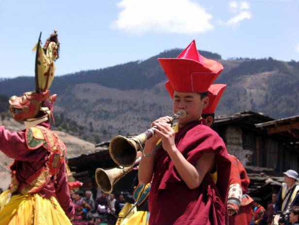 The Mo Chhu flowing alongside Punakha Dzong at Punakha.