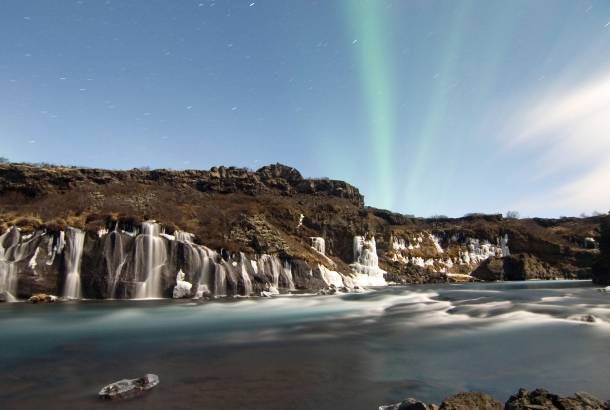 Northern-Lights-Waterfall