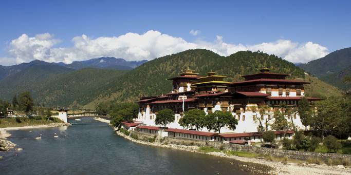 Punakha Dzong and the Mo Chhu river in Punakha | Bhutan