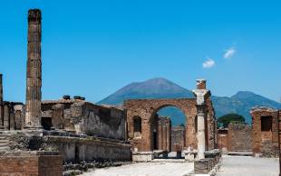The ruins of Pompeii & Mt Vesuvius - Italy Tours - On The Go Tours