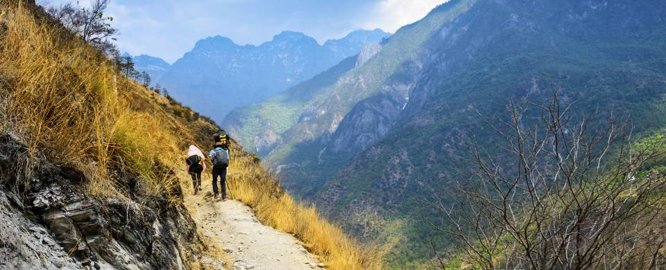 People hiking along the vertigo-inducing trails of Tiger Leaping Gorge
