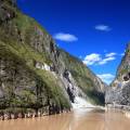 People hiking along the vertigo-inducing trails of Tiger Leaping Gorge