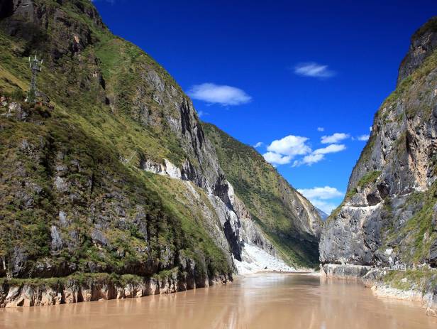 People hiking along the vertigo-inducing trails of Tiger Leaping Gorge