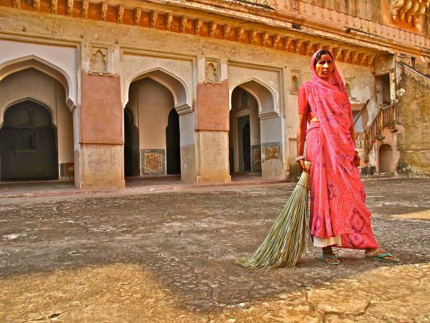 A-sunny-blue-sky-day-at-the-Amber-Fort-in-Jaipur