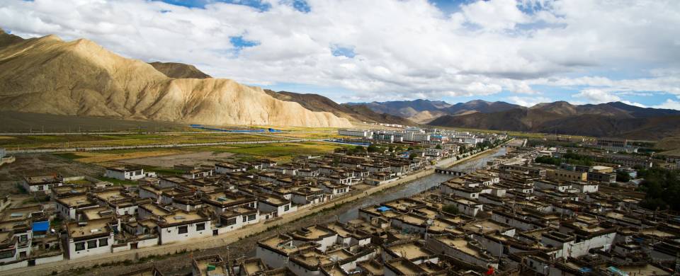 The town of Xegar with the monastery and the mountains