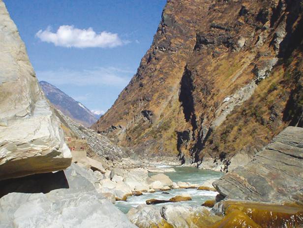 People hiking along the vertigo-inducing trails of Tiger Leaping Gorge