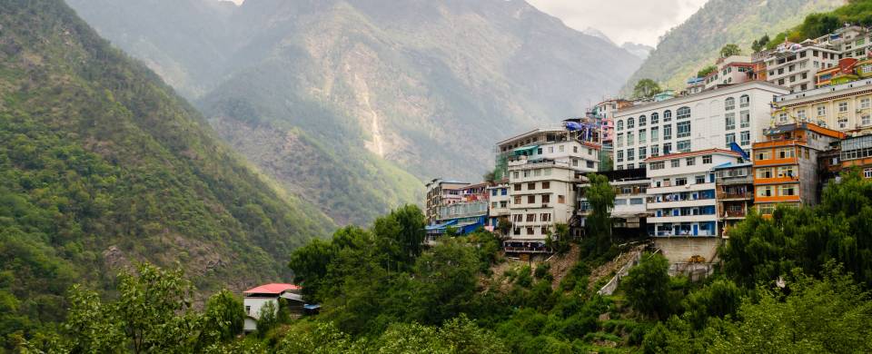 Houses clinging to the side of the mountain in Zhangmu