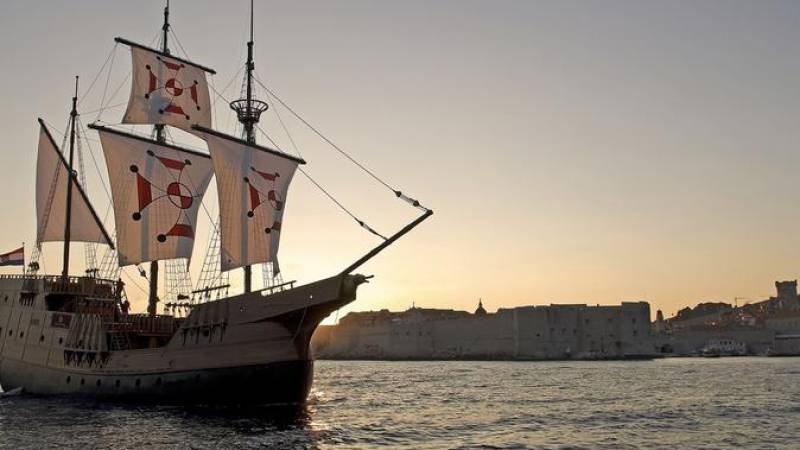 Dubrovnik Sunset and Dinner Cruise in a Traditional Karaka Replica