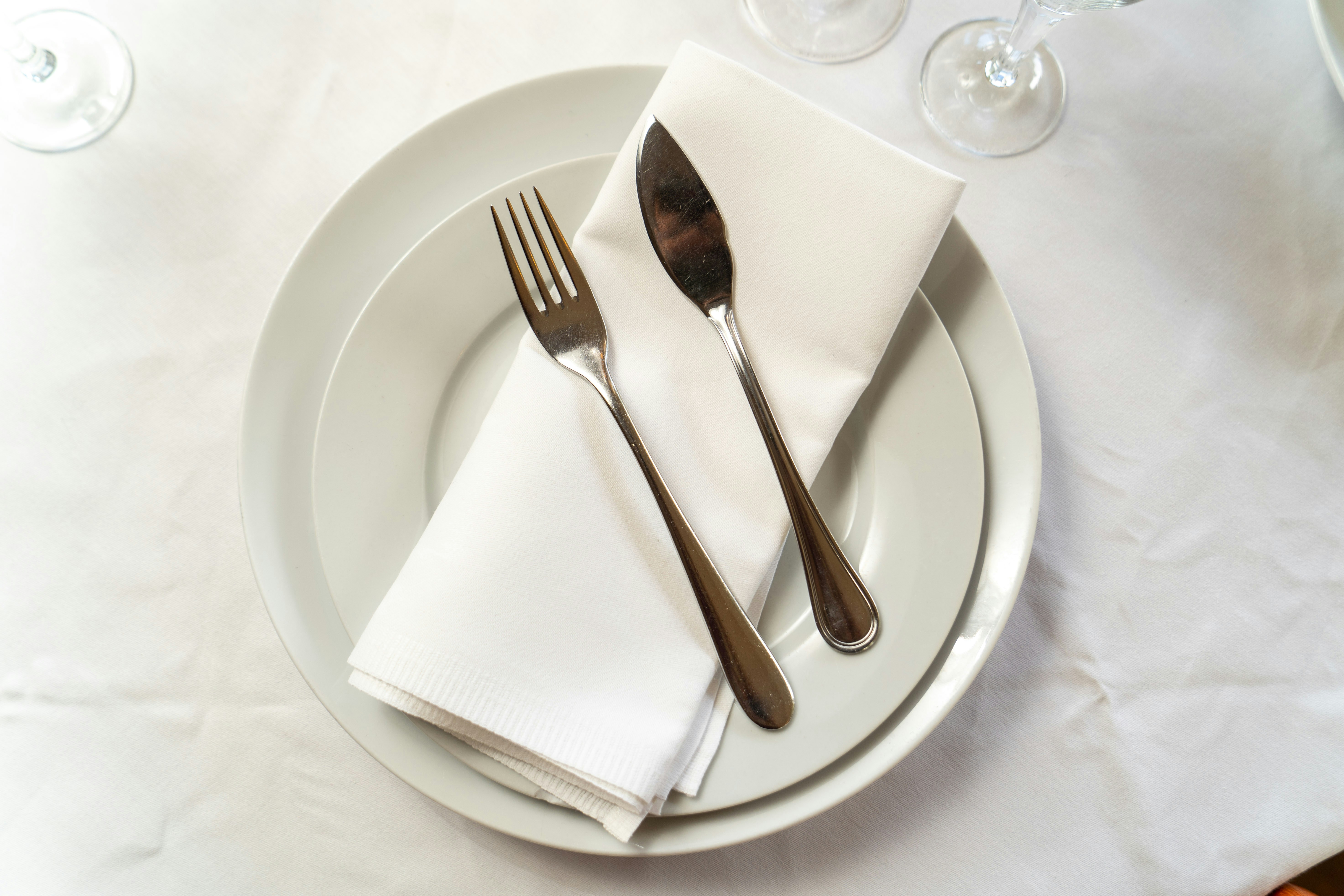 generic dinner plate mika-baumeister-YNwOnhdmHb0-unsplash