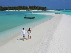 maldives couple on beach