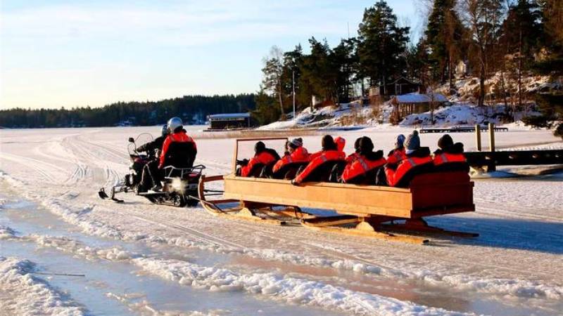 Private Snowmobile Sleigh Tour in Helsinki Archipelago Including Lunch